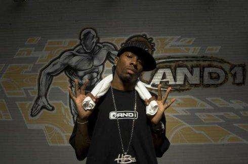 美国十大街球传奇：骨头收集者把人脚踝晃变形，这哥们真进了医院