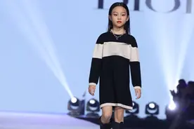 图：甜馨走秀台风稳健毫不怯场 李小璐台下看秀为女儿加油打气图片