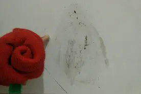 白墙脏了不用水擦，教你一简单清洁小技巧，轻松让脏墙壁洁白如新图片