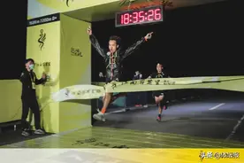 跑完168公里用时不到19小时，还创造了国内越野跑记录，95后小伙奉化“孤单”个人赛引来453万人次观摩图片