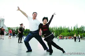 63岁大爷坦言：跳广场舞本是排解寂寞，想不到最后却是人财两空图片