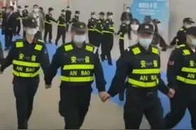 好壮观！高圆圆参加活动被几十个保安簇拥，结果却只来了几个粉丝图片