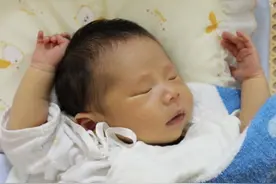 为何小婴儿睡着后，坚持“举手”？清楚3个原因后就不担心了图片