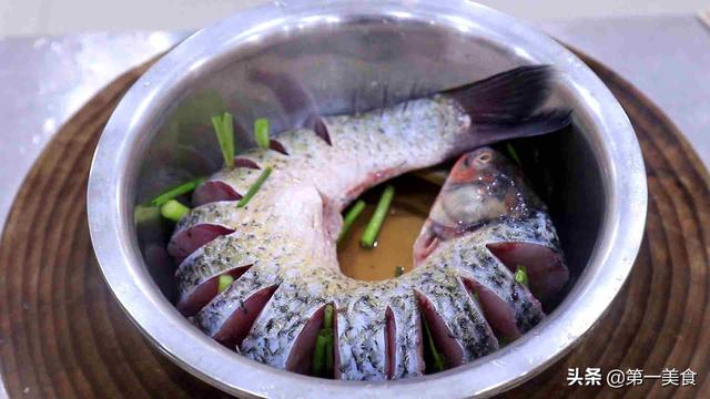 3斤草鱼配上1斤五花肉，倒一罐啤酒直接炖，出锅香气扑鼻，太香了