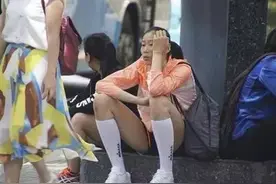 身高1米98的朱婷，成为世界排坛巨星：弄啥都不方便。图片