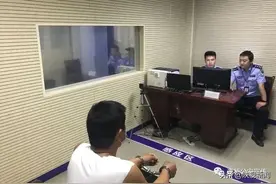 男子未戴头盔被西安交警拦下，见到民警后神情紧张、恨不得赶快结束交谈！举止异常的他更加让民警觉得不对劲图片
