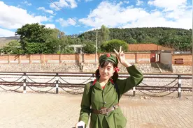穷游中国小情侣：来到电影《芳华》取景地碧色寨 体验穿“军装”视频封面