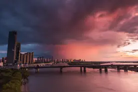 航拍紫红色的倾盆大雨图片