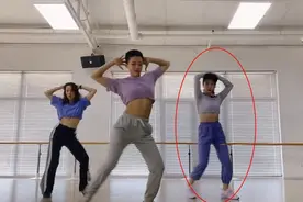 43岁孙莉与舞伴跳舞，穿“剪一刀”破洞裤，看腰身不像生过仨图片