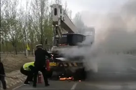 惊险！张家口一吊车被大火吞噬，8名交警奋力救火解危难图片