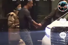 杨坤开百万豪车深夜聚会，当街耍酒疯随便摸女孩手，后者吓到大叫图片