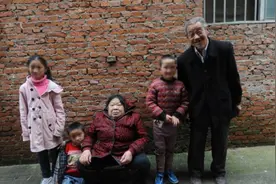拾废品夫妻四十年间收养九名弃婴，”女儿“们出嫁后这样报答他们图片