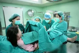 产房内，产妇大喊“先别管我，快救我老公”，医生无奈一盆水解决图片