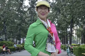 北京大妈真敢穿！6、70岁还穿红戴绿强行扮嫩，老奶奶秒变小姑娘图片