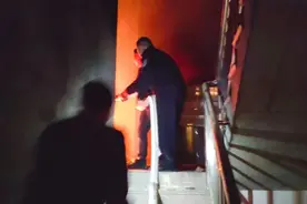 火警突发！逆行而上的他们，“灰头土脸”的样子太帅了……图片