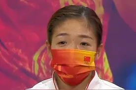 国乒夺金气氛沉重！刘诗雯数次哽咽，亲承不去巴黎了，全队拥抱她图片