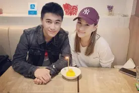 关系崩了？何猷君何超莲互相取关，父亲去世不要家族体面内斗升级图片