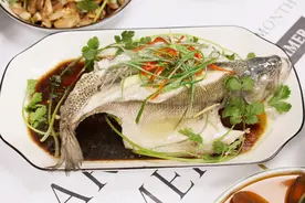 做清蒸鲈鱼时，用冷水还是热水蒸？蒸几分钟别搞错了，鲜嫩不腥图片