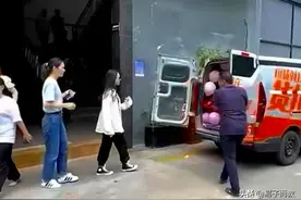 深圳：男子520送1车玫瑰表白，女子扭头不要，司机感动得一头雾水图片