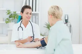 测血压的频率要如何把握？躺着测和坐着测有什么区别？图片