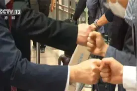 “碰拳礼”引关注！中韩“快捷通道”启用 首批韩企人员赴华图片