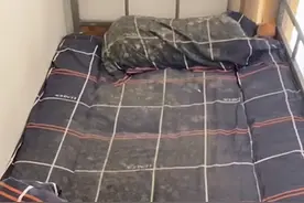 上海一大学生回学校发现寝室床铺桌椅发霉，北方的同学表示慌了图片