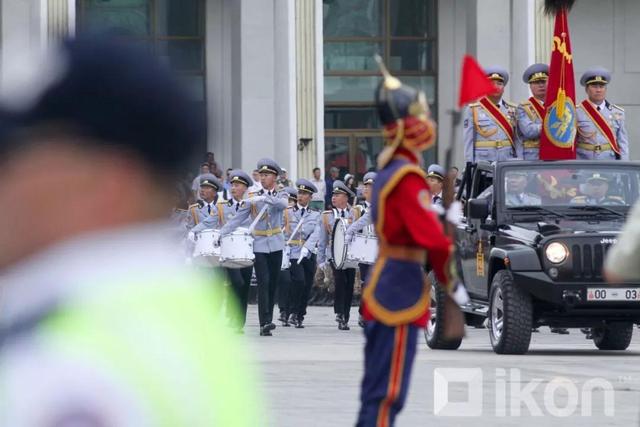 蒙古国大阅兵，总统检阅“铠甲勇士”| 图说