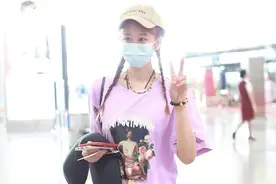 海陆玩下衣失踪秀“女团腿”梳麻花辫比V又美又自信图片