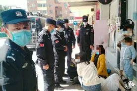 急急急！孕妇昏倒街头，警察当街叠人墙图片