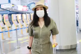 钟丽缇肉感身材也挺飒，穿工装连体裤大方有型，啥也没露依旧吸睛图片