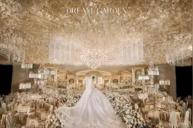 用香槟色温暖的光泽，缔造了一座流光溢彩的婚礼殿堂图片