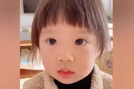 石家庄：妈妈为2岁女儿模拟核酸检测 萌娃实战检测超配合图片