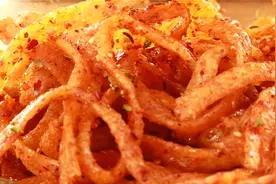 教你自制辣条做法，口感筋道，香辣可口无添加，学会不用出去买图片