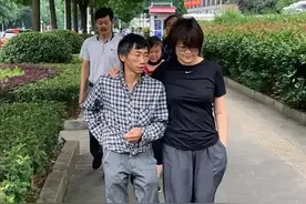 袁立：当年端庄的“杜小月”，今变成和民工搂肩搭背的“爷们儿”图片
