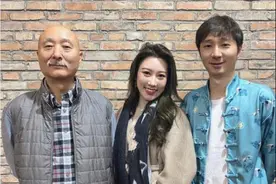 66岁陈佩斯与儿子外甥女罕同框，光头白胡精神足，两代人长太像图片