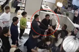 火锅店里，男子为朋友出头用酒瓶敲人，民警惊讶发现他还是逃犯图片