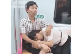 男子在地铁搂妻子入睡，注意到男子鞋后，网友：最高级“炫富”图片