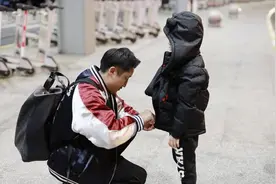 爸爸冬天几种“粗放式”带娃，看似简单粗暴，实则对孩子健康有益图片