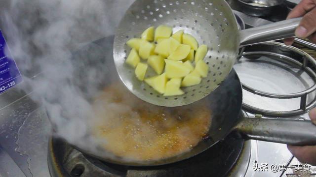 厨师长教你土豆烧牛肉的正宗做法，牛肉软烂有窍门，地道家常硬菜
