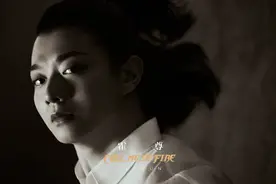 网友曝陈露与新欢合影暗指其说谎，陈露再晒聊天记录称对方系假扮图片