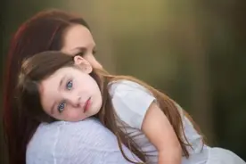 妹妹夺走妈妈的爱，从小缺爱的孩子，如何得到幸福？图片