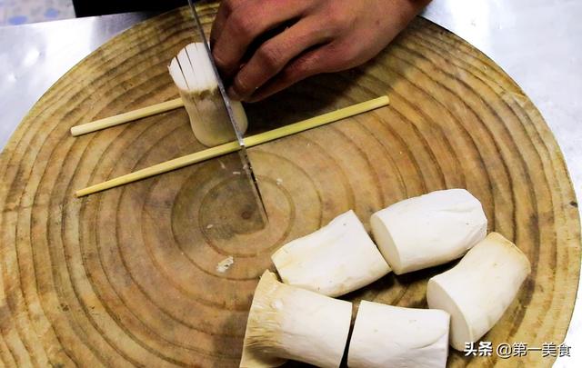 杏鲍菇切好的鱼鳞花刀