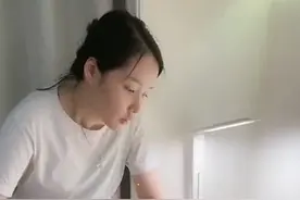 广东一妈妈辅导女儿写作业被气疯，爸爸也被骂，女儿在一旁却乐了图片