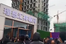 燕郊两楼盘售楼处再现人山人海......图片