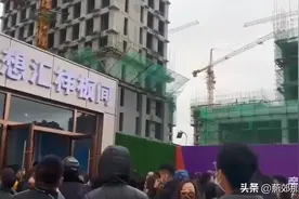 燕郊两楼盘售楼处再现人山人海......图片