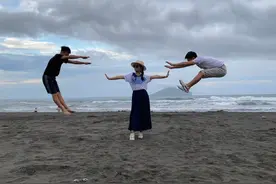Selina海边拍写真休闲惬意，戴草帽编麻花辫少女感足图片