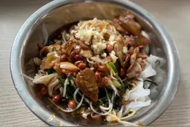 南宁这家20多年小店，一碗干捞粉10块钱，饭点人多得坐不下图片