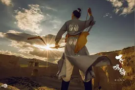 小说：薄雾笼罩的水面伸出一颗黑锅一样大的蛇头来图片