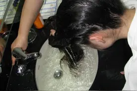 天天洗头很干净？实话告诉你：频繁洗头会带来4个伤害图片