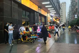深圳摆地摊火爆，实体店老板也蠢蠢欲动想加入，房东担心不无道理图片